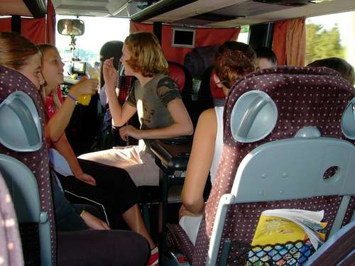 Kinder in einem Reisebus