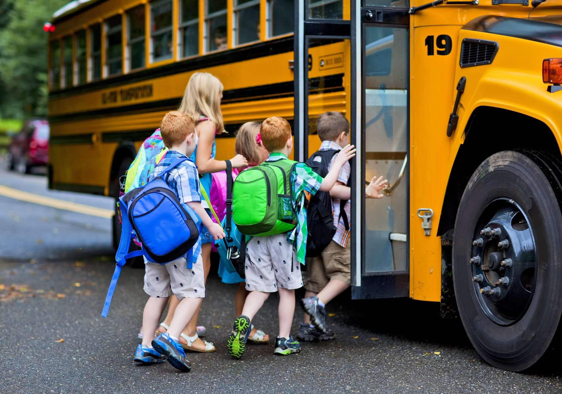 Kinder steigen in einen Bus