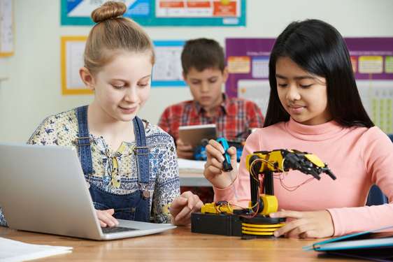 Schulkinder mit Roboter