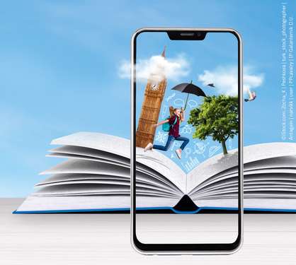 Smartphone mit Augmenten Reality vor Buch