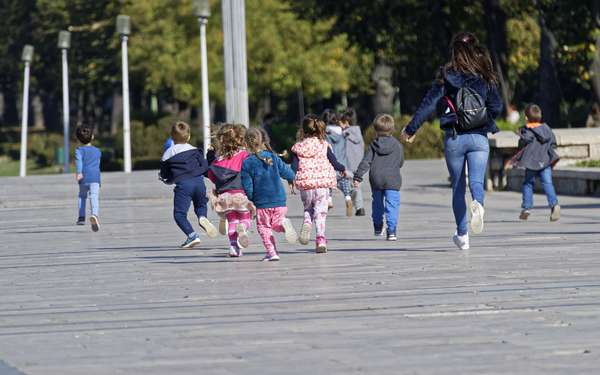 Eine Gruppe laufender Kinder