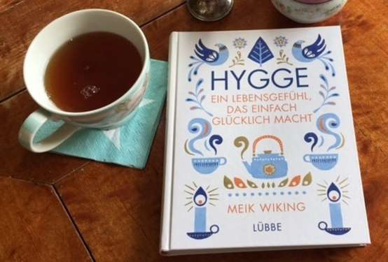 Buch "Hygge" mit Kaffetasse