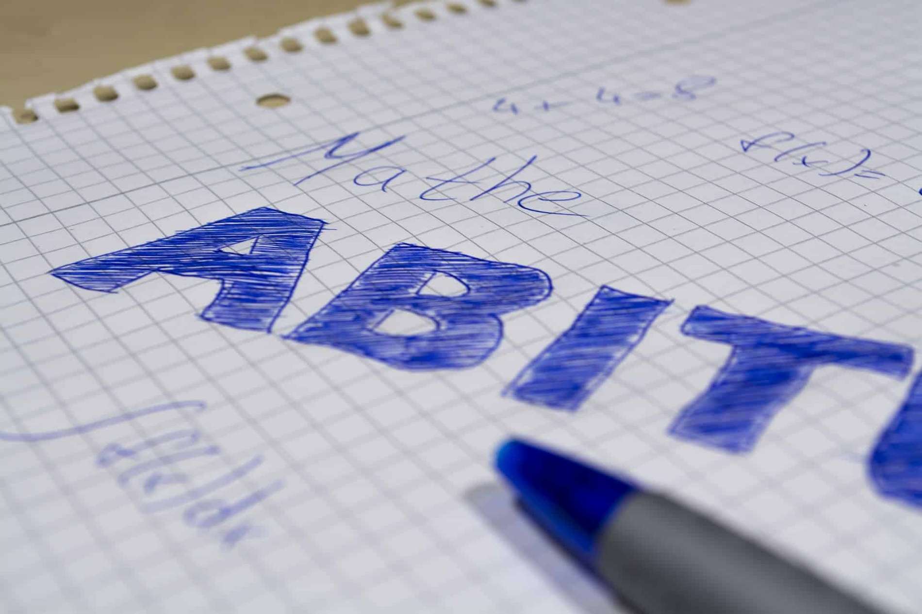 "ABITU..." auf einen Collegeblock geschrieben