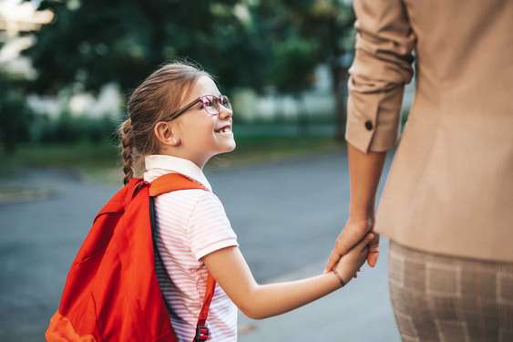 Mutter und Tochter Hand in Hand