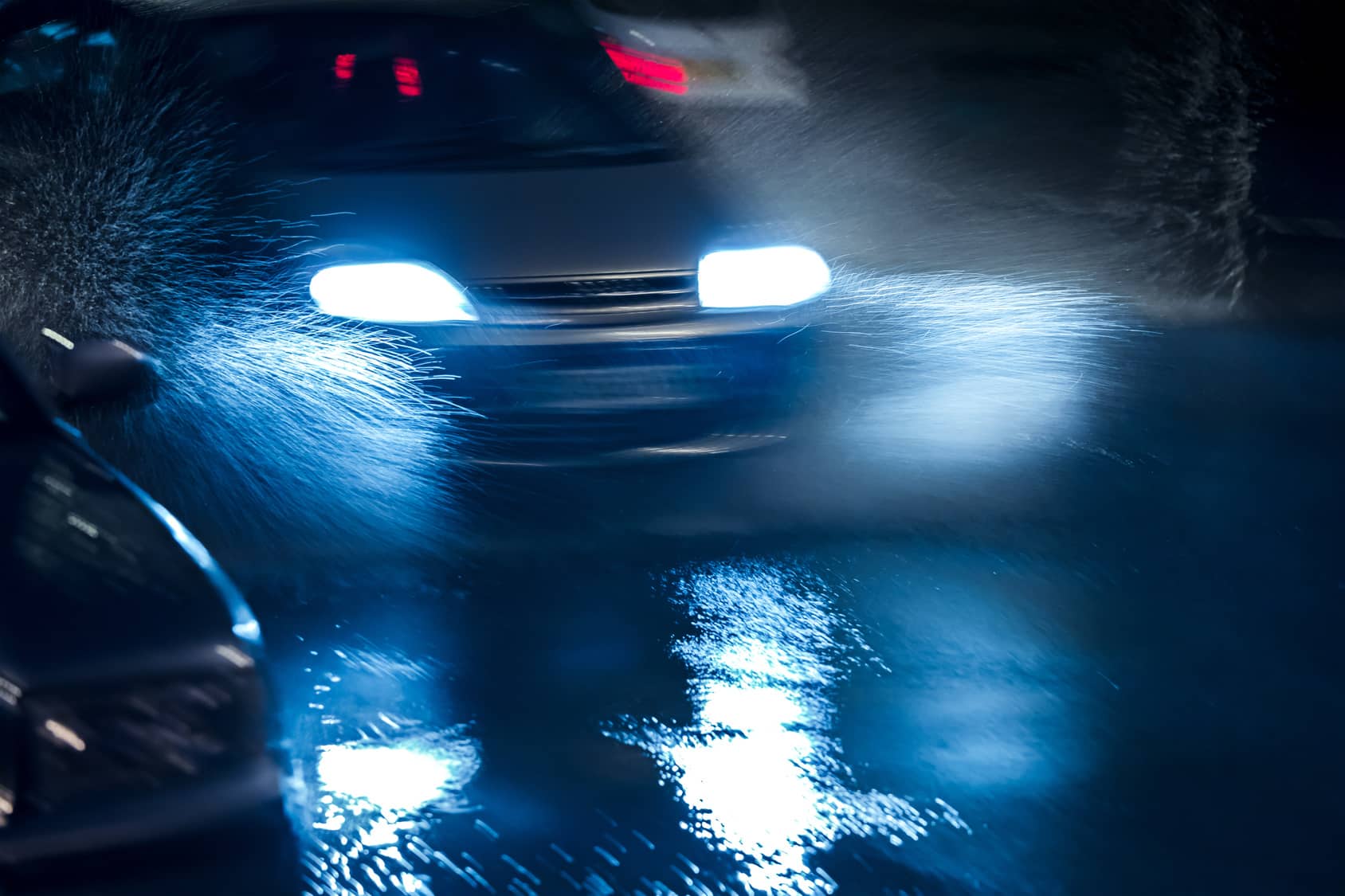 fahrendes Auto in Dunkelheit und starkem Regen