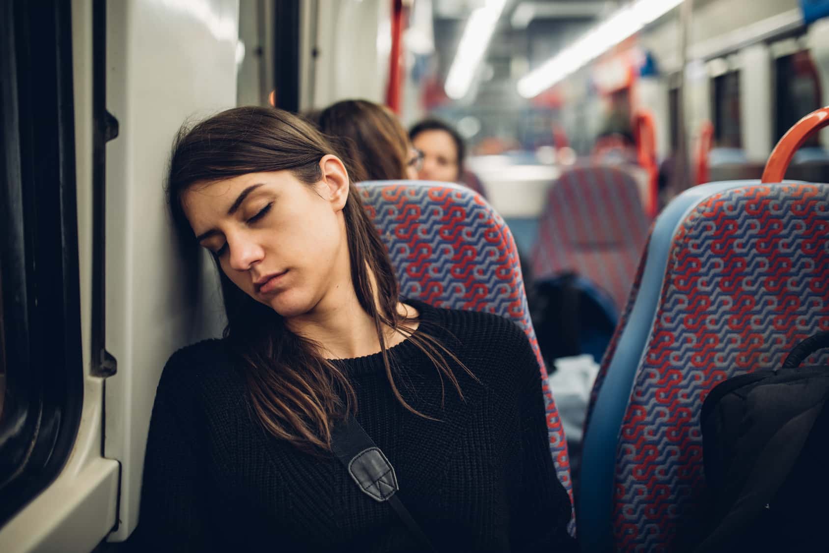 Frau schläft im Zug