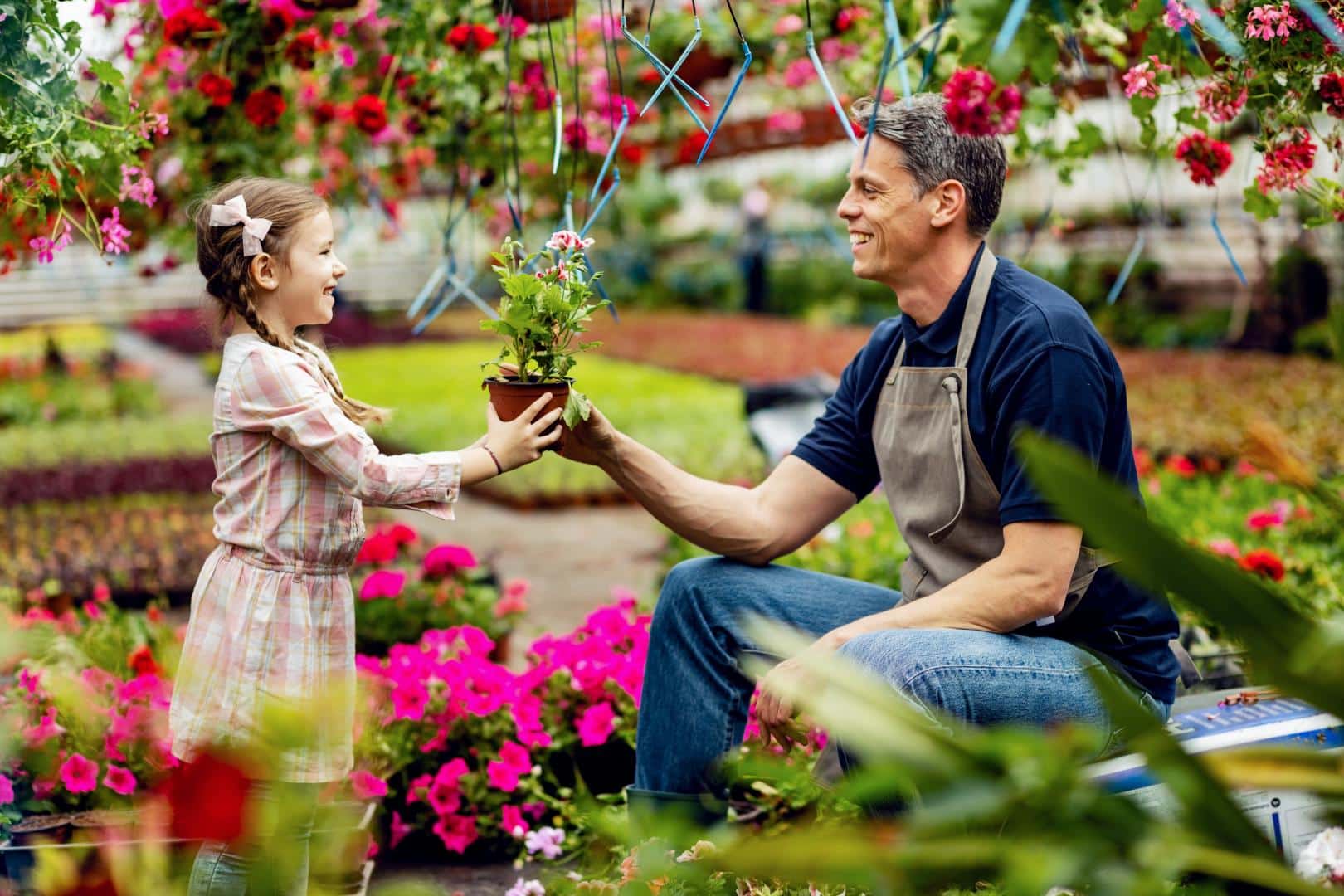 Vater und Tochter zusammen im Garten