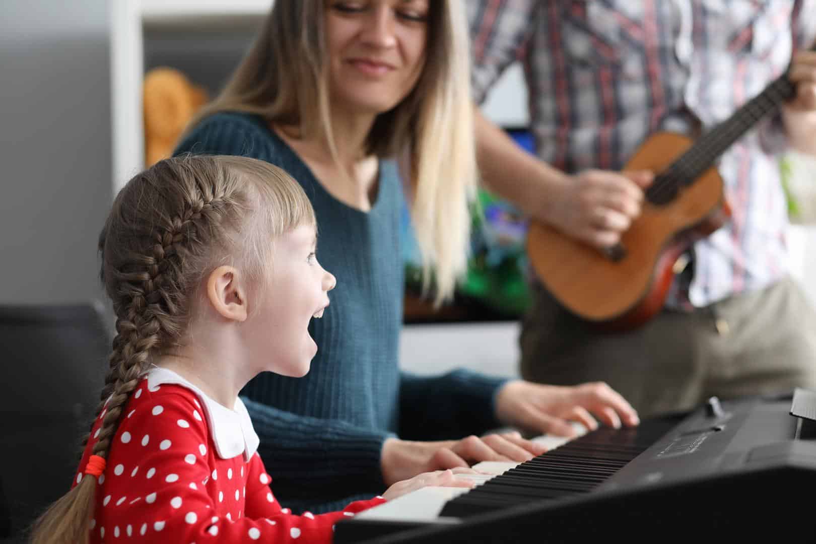 Mutter und Kind spielen Klavier