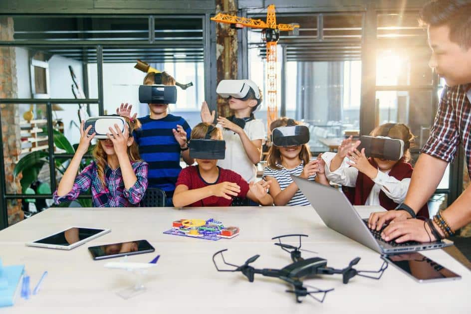 Kinder probieren VR aus