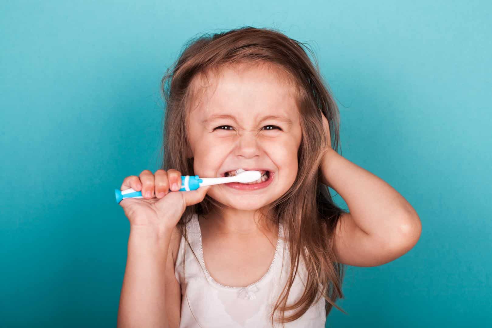 Kind putzt Zähne
