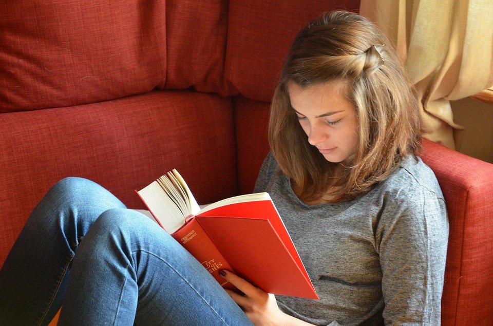 Mädchen beim Lesen in einem Buch