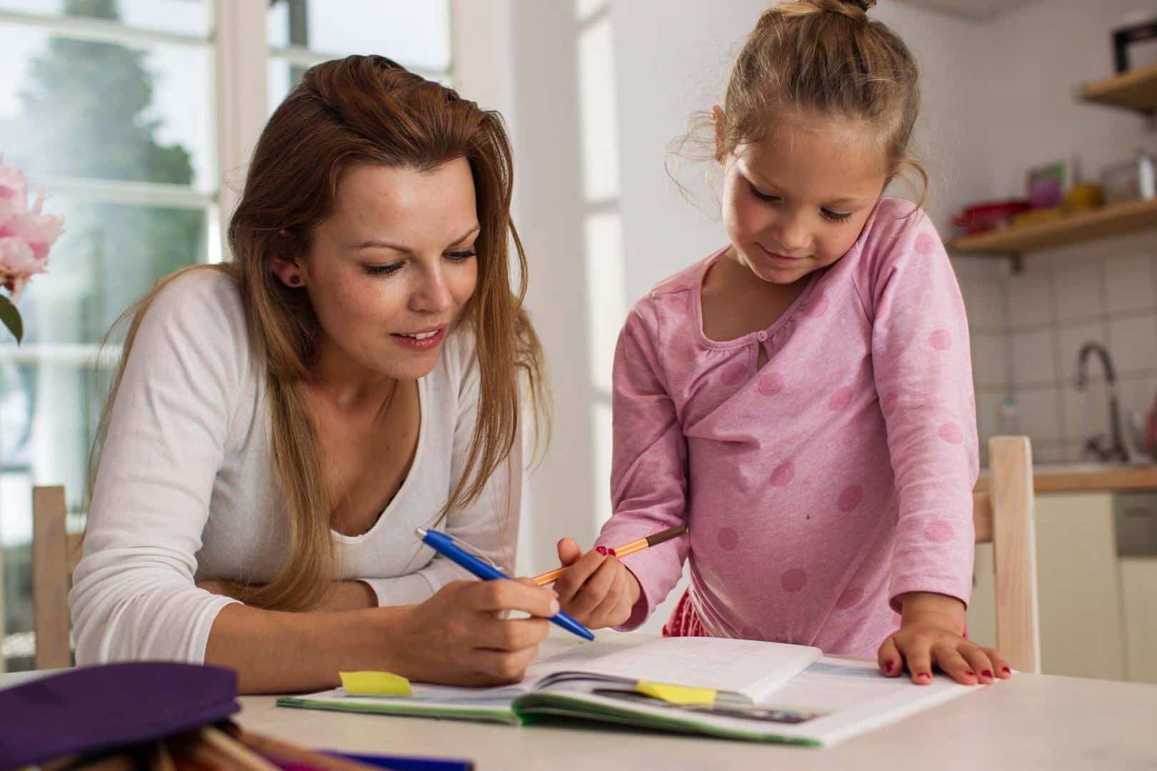 Mutter hilft Tochter beim lernen