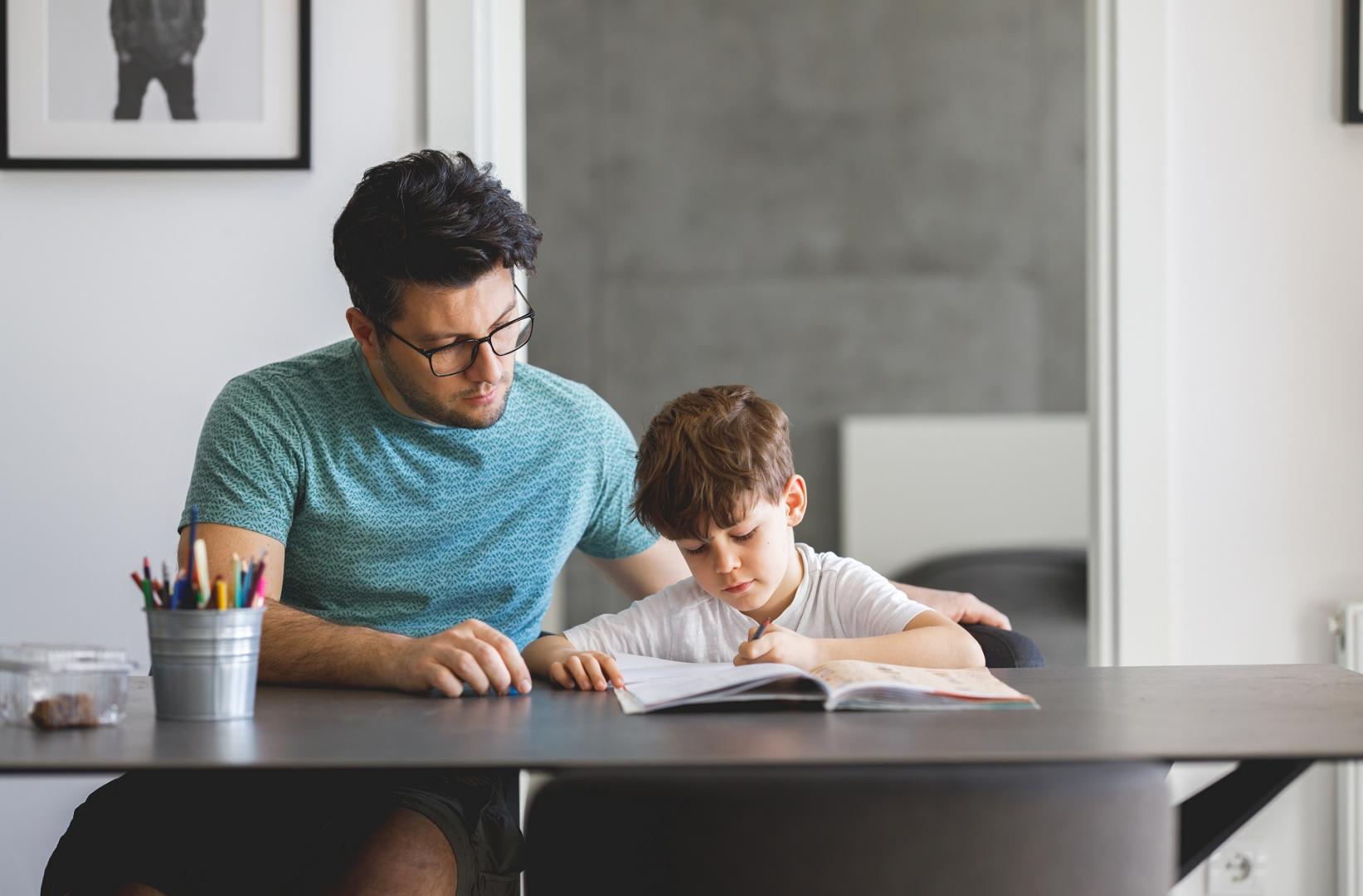 Vater hilft Sohn beim lernen